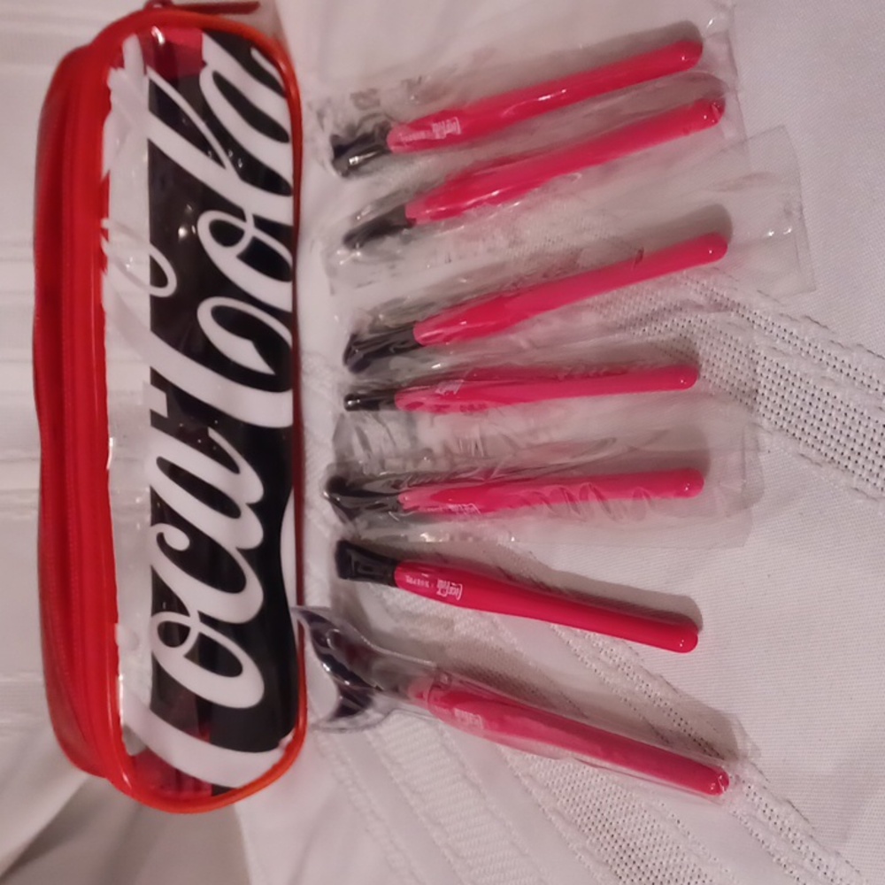 NWT Morphe Coca-Cola 7pc Makeup Brush Set W/case